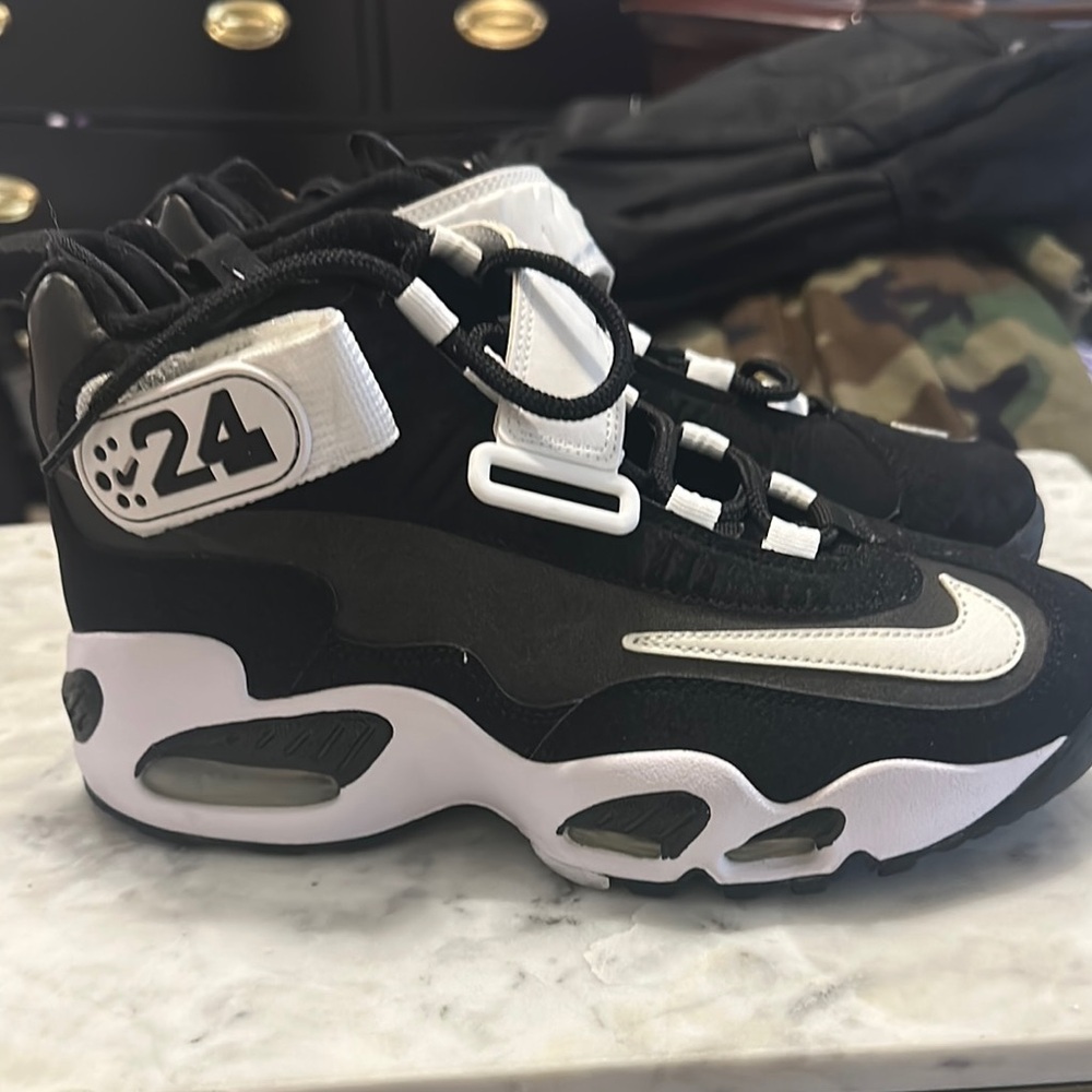 Nike Black and White Sneakers Retro-Inspired Design